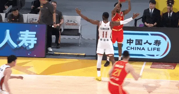MK体育app下载-迪亚洛普通犯规侧面压到胡金秋膝盖，胡金秋一瘸一拐走回更衣室